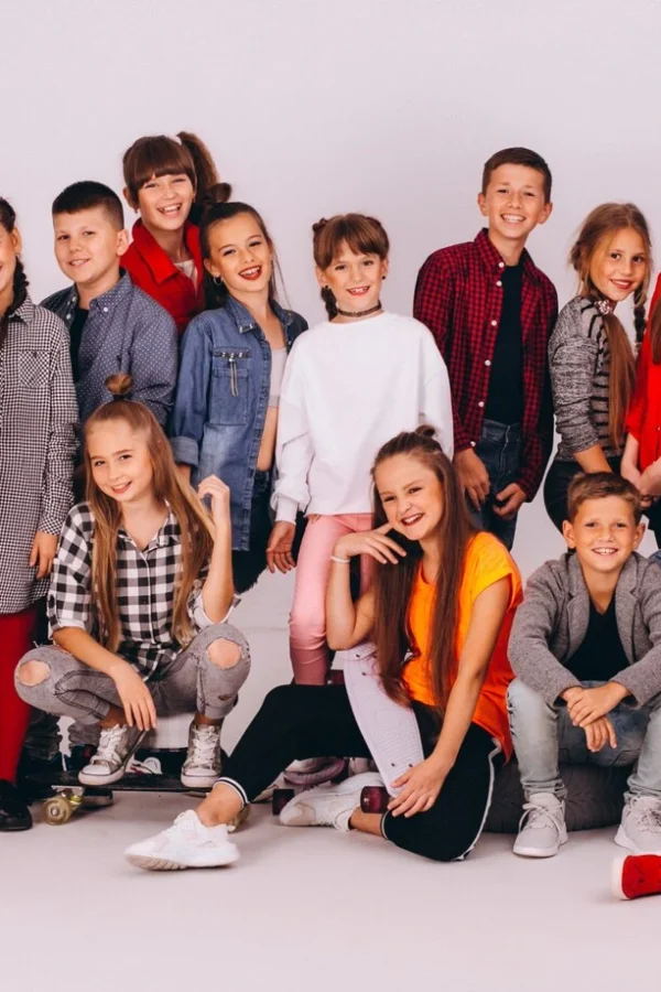 dancing-team-studio_1303-10938